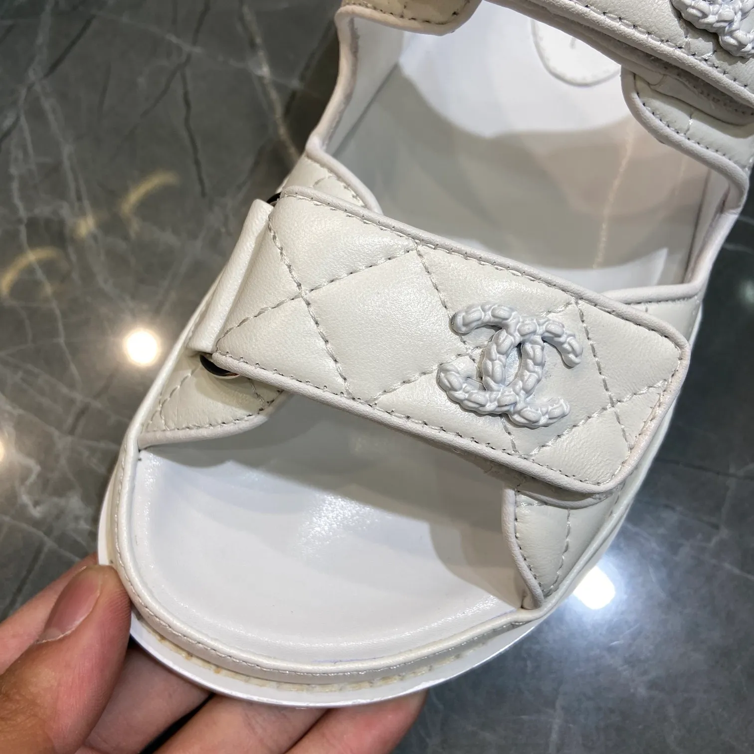👟👟Ex-factory price p480👟👟 𝑐ℎ𝒶𝓃𝓮𝓁 ❷⓿❷2 The latest new season of Velcro sandals in early spring ————————————❤ European purchasing agent & the latest fashion version of Grandma’s Home🔛 Small fragrant sandals that exude lasting charm~The original version was developed to support any comparison in the market🆚The so-called smooth and natural lines restore the original look. Many celebrities have recommended it. It is one of the must-have items for the beginning of spring. It is super comfortable on the feet. 35-40 (41 can be customized